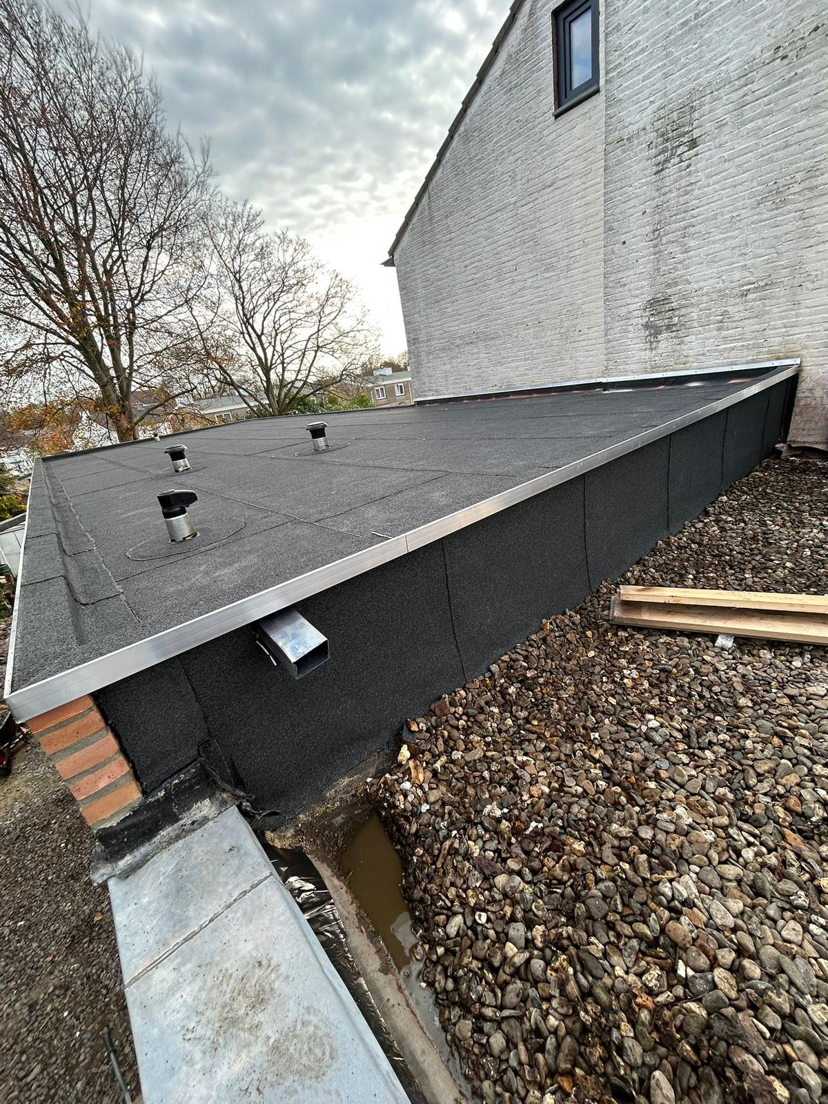 Plat dak met bitumen zijkant